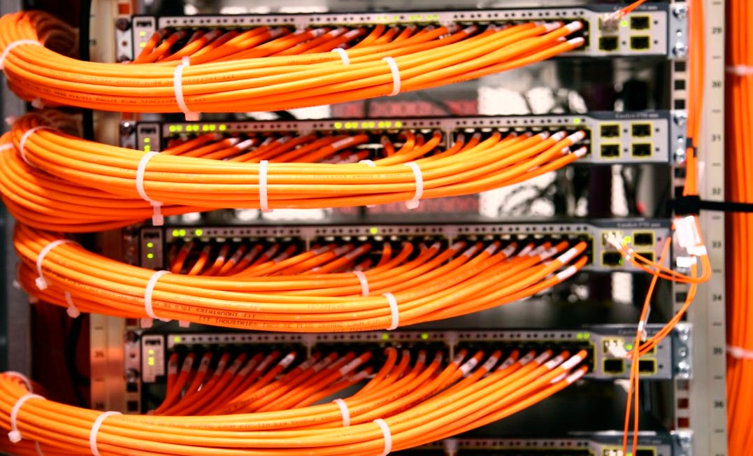 Cableado estructurado: bastidor con cables de red ordenados.